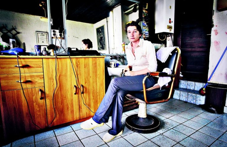 Vesna Šatvar samohrana je majka dviju kćeri. Kroz život se bori sama