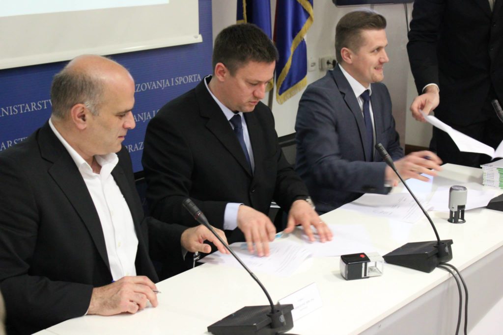 11134083_962439680468005_2109937225979312763_CARNet_digitalne_skole_ugovori_potpisivanje_igor_Brkic_Tomislav_Katanovic_OS_Vladimira_Nazora