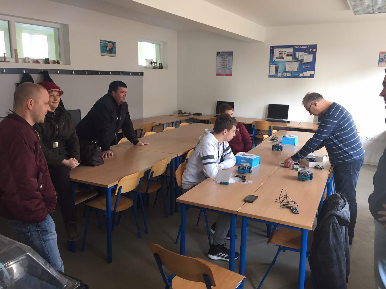 photo_2016-12-10_11-39-02_radionica_robotika_croatian_makers_srednja_ivan_seljanec_inovatorsko_drustvo_marcel_kiepach