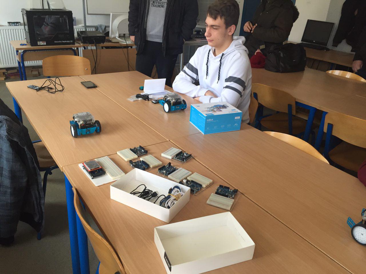 photo_2016-12-10_11-39-05_radionica_robotika_croatian_makers_srednja_ivan_seljanec_inovatorsko_drustvo_marcel_kiepach