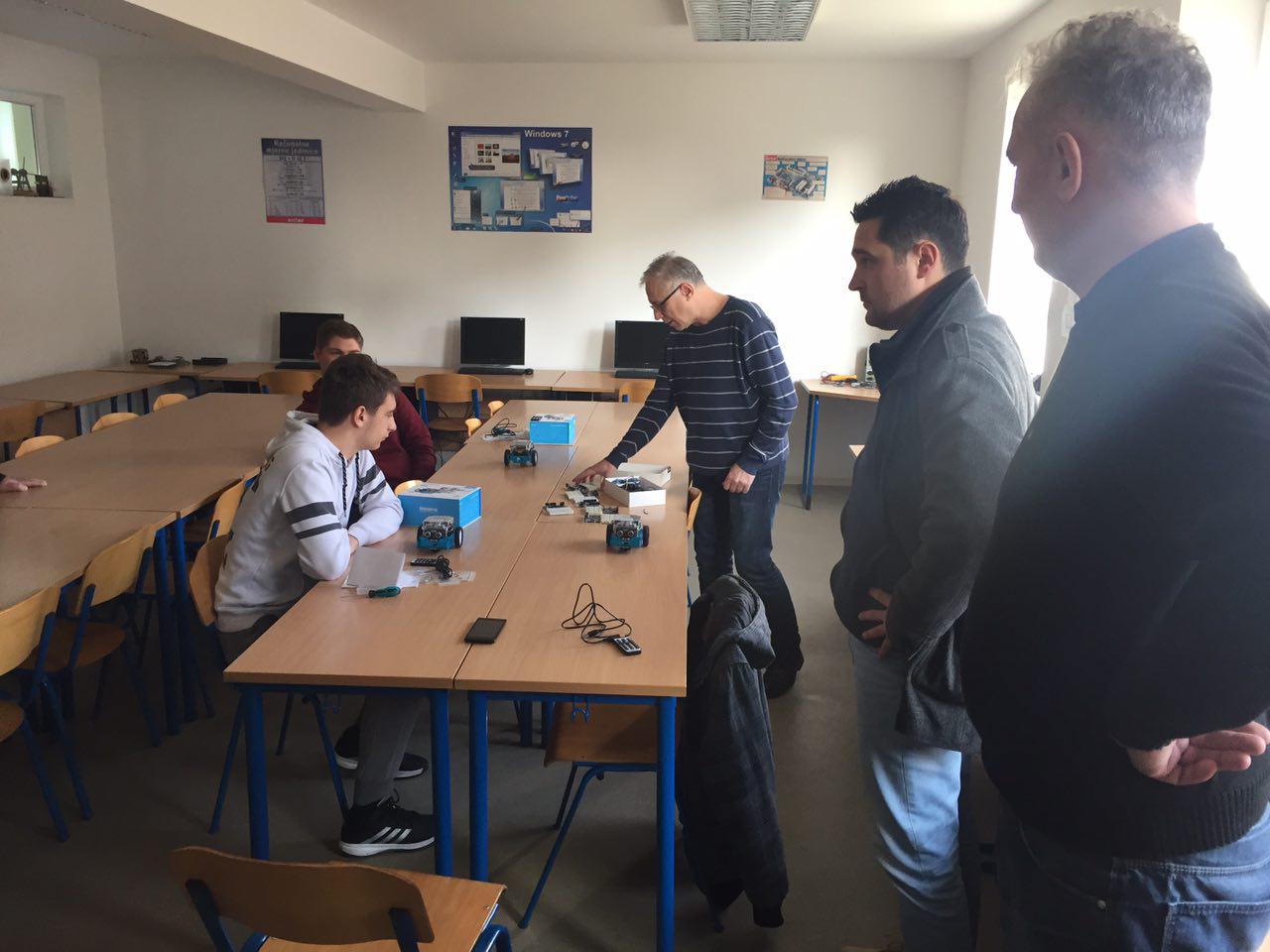 photo_2016-12-10_11-39-08_radionica_robotika_croatian_makers_srednja_ivan_seljanec_inovatorsko_drustvo_marcel_kiepach