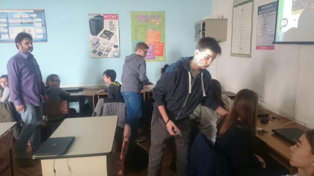 Srednjoškolci poučavaju o Micro-bitovima