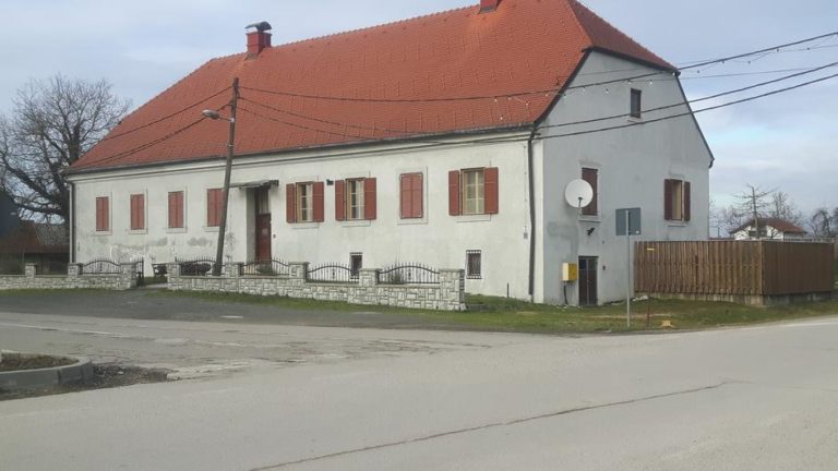 Velečasni igra golf i putuje, a narod se pita: ‘Gdje su pare?