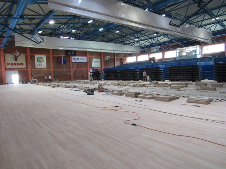 U tijeku su radovi na adaptaciji parketa u Sportskoj dvorani OŠ Ljudevita Modeca