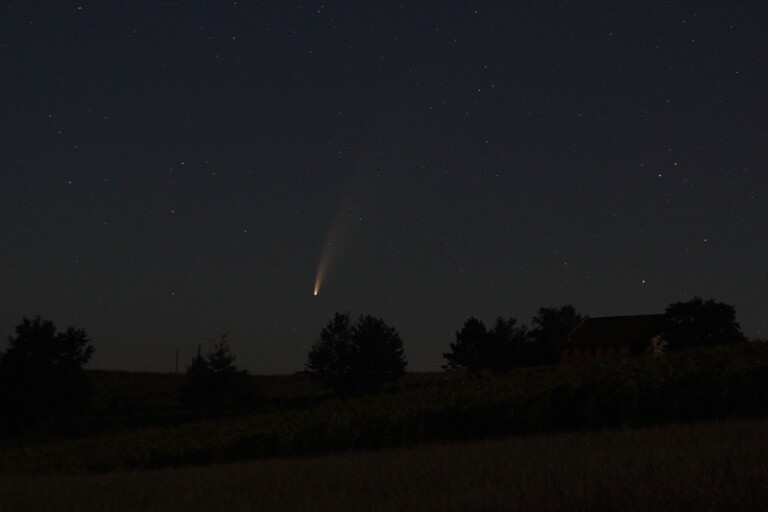 Komet NEOWISE nad Širokim Brezjem u ranu zoru 10. srpnja (foto Martin Vujić, Perzeidi)