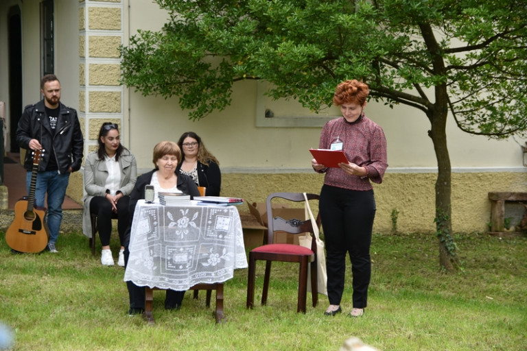 Tatjana Kren (sjedi za stolom) predstavlja svoju monografiju o Hrašćinskom meteoritu 22. svibnja 2021. godine u Trgovišću u kuriji Njeguš (foto Andrej Dundović)