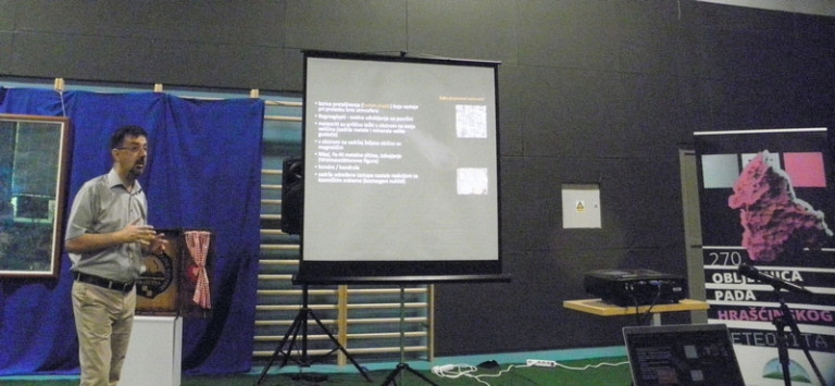 Dr. sc. Dražen Balen predaje o meteoritima na 5. Hrašćinskom astru 24. lipnja 2021. (foto R. Matić)