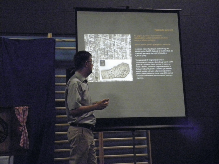 Dr. sc. Dražen Balen predaje o meteoritima na 5. Hrašćinskom astru 24. lipnja 2021. (foto R. Matić)