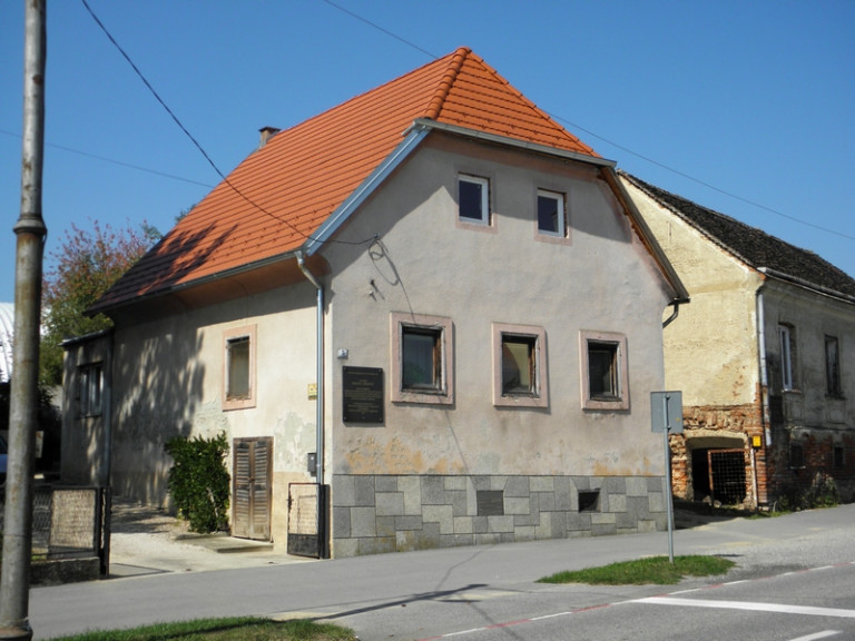 U ovoj kući u križevačkom Gornjem gradu rodio se 31. kolovoza (na datum naše prošle emisije) 1919. Drago Grdenić. Umro je u Zagrebu na datum ove emisije, 7. rujna 2018. godine (foto R.Matić)