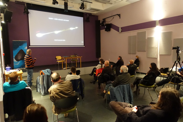 Prof. Tihomir Marjanac na 2. danu Dana Meteorita Križevci, 26. studenoga, govori o malim tijelima Sunčevoga sustava (foto Andrej Dundović)