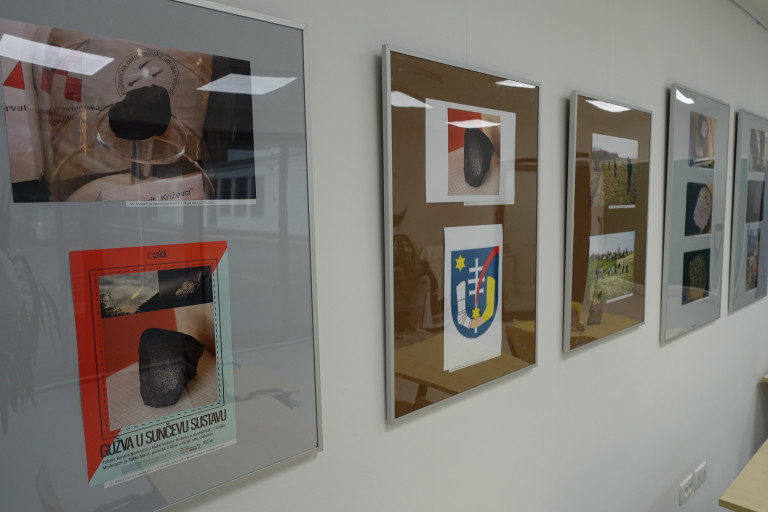 Pogled na dio izložbe o križevačkom meteoritu. Izložba je otvorena svakoga radnoga dana od 17 do 19 sati do kraja siječnja (foto A. Dundović)