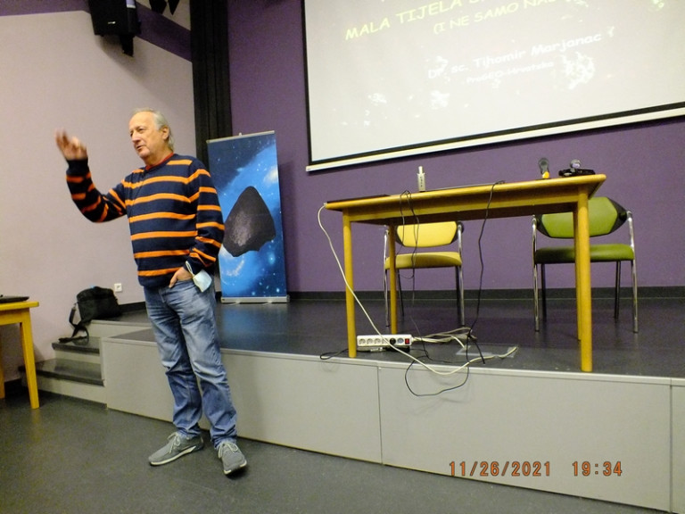 Prof. Tihomir Marjanac na 2. danu Dana Meteorita Križevci 26. studenoga 2021. govori o malim tijelima Sunčevoga sustava (foto ProGEO-Hrvatska)