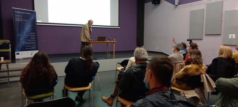 Prof. dr. sc. Dubravko Horvat na predavanju 'Kako najbrže putovati kroz prostorvrijeme' 28. listopada prošle godine (foto iz arhive Future Huba Križevci)