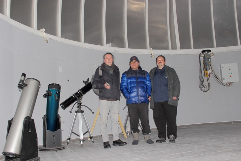 Perzeidi u gostima kod predsjednika Astronomskog društva Korenica Nikole Mazarekića (u sredini), pod kupolom koreničke zvjezdarnice, najveće u Hrvatskoj 26. veljače ove godine (foto iz arhive Perzeida)