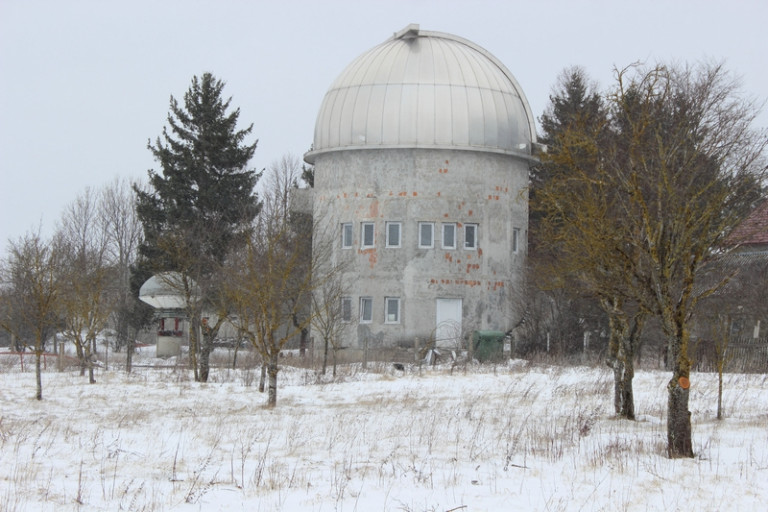 Zvjezdarnica u Korenici 26. veljače 2022. To je najveća zvjezdarnica u Hrvatskoj. Lijevo od nje je radioteleskop (foto Martin Vujić)