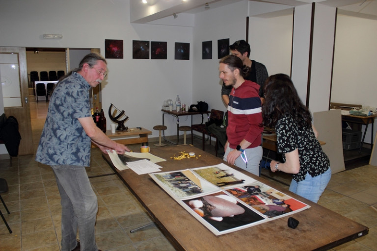 Astronomska društva Perzeidi i Kumova slama iz Daruvara postavljaju izložbu o križevačkom meteoritu na festivalu 10 dana astronomije u Daruvaru (foto M.Vujić)