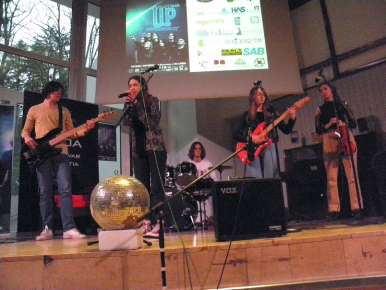Srednjoškolci iz 'Kumove slame' kad na festivalu '10 dana astronomije' ne drže predavanja, sviraju u svom rock bandu (foto R.Matić)