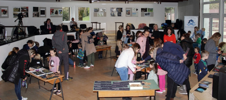 U astrovrtiću i najmlađi uživaju u 10 dana astronomije u Daruvaru, na svojim igraonicama. Prepoznajte među njima astrofizičarku Vernesu Smolčić! (foto M.Vujić, 2. travnja 2022.)