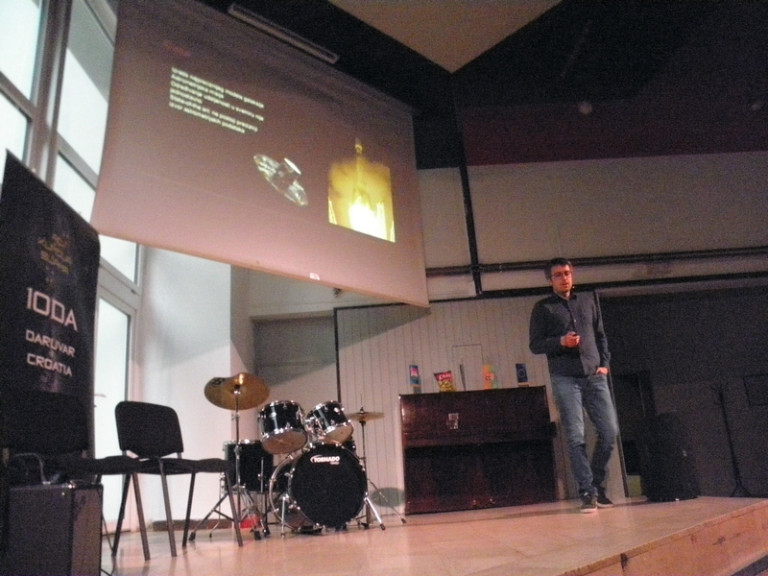 Dr.sc. Lovro Palaversa na festivalu 10 dana astronomije u Daruvaru 7. travnja 2022. (foto R.Matić)