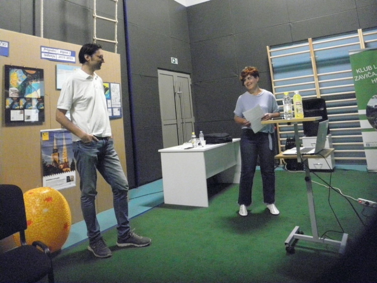 Organizatorica Hrašćinskog astra Jasna Kranjec predstavlja predavača Zorana Ereša 22. svibnja 2022. (foto R.Matić)