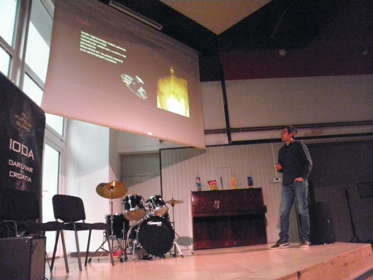 Dr.sc. Lovro Palaversa na festivalu 10 dana astronomije u Daruvaru 7. travnja 2022. (foto R.Matić)