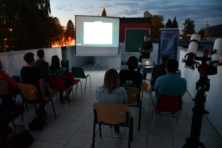 Miroslav Horvat iz AD Beskraj iz Zagreba na Ljetnoj školi Razgovori o Svemiru 2. rujna drži predavanje o astrofotografiji na terasi križevačke zvjezdarnice (foto Andrej Dundović)