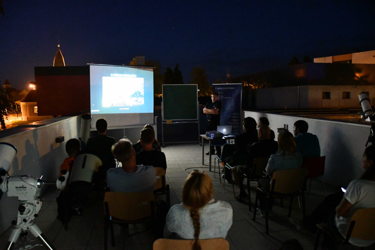 Miroslav Horvat iz AD Beskraj iz Zagreba na Ljetnoj školi Razgovori o Kozmosu 2. rujna drži predavanje o astrofotografiji na terasi križevačke zvjezdarnice (foto Andrej Dundović)