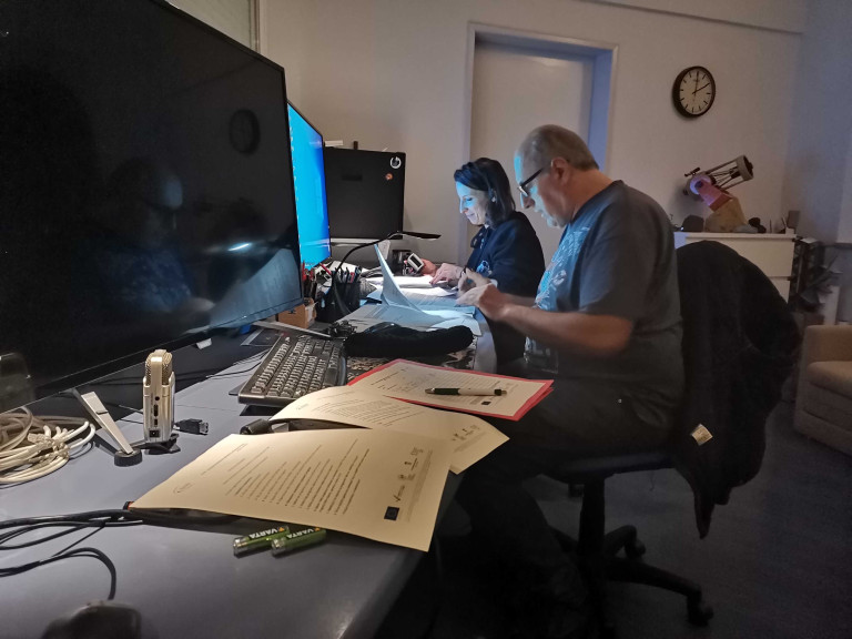 Danak administraciji - na zvjezdarnici u Tičanu desetak minuta poslije ponoći Korado potpisuje na desetke volonterskih ugovora koje je pripremila Gordana koja radi na radnom mjestu za "proizvodnju" ugovora (foto Robert Pittner)
