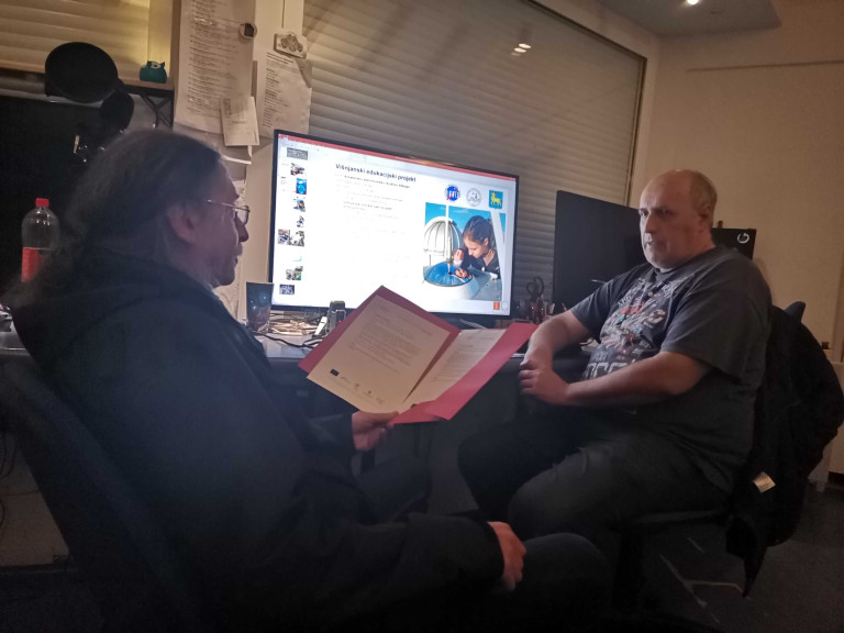 Mali noćni razgovor s Koradom Korlevićem pored kupole zvjezdarnice u Tičanu 1. listopada 2022.(foto Robert Pittner)