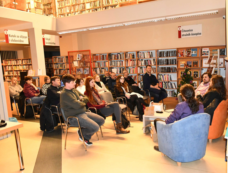 Predstavljanje prvog broja časopisa Kozmologija u Gradskoj knjižnici Franjo Marković (foto R. Matić)