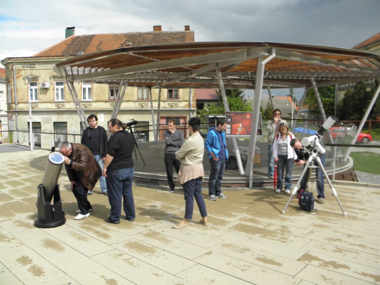 Perzeidi promatraju Sunce u suradnji sa svojim gostima Daruvarčanima iz AD Kumova slama 22. travnja 2012. (foto R.Matić)