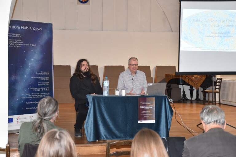 Prof.dr.sc. Hrvoje Štefančić (desno) drži predavanje 6. listopada u sklopu projekta Future Hub Križevci (foto Silvia Novosel)