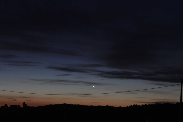 'Susret' (konjunkcija) Venere i Jupitera 18. kolovoza 2014. ujutro nad Ratarskom šumom. Slično će se dogoditi na zapadnom nebu u sumrak sutra i prekosutra (1. i 2. ožujka) (foto Martin Vujić)