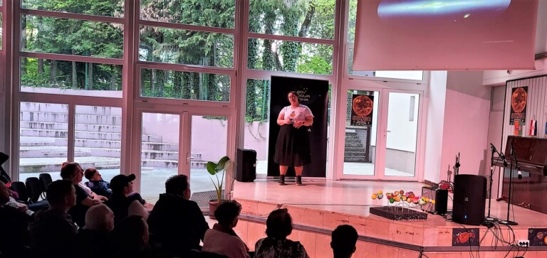 Dr. sc. Lana Ceraj o 'kozmičkim zvijerima' na festivalu 10 dana astronomije u Daruvaru 23. travnja 2023. (foto Facebook stranica AD Kumova slama, Daruvar)