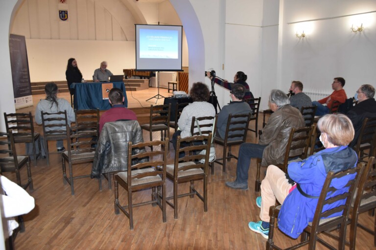 Dr. sc. Neven Bilić na Future Hubu Križevci predaje o postanku i razvoju svemira 5. travnja 2022. (foto Silvia Novosel)