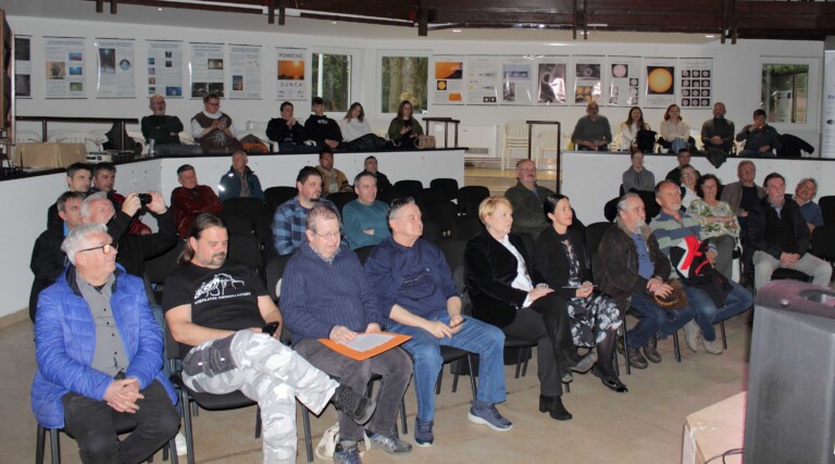Astronomi i ostali posjetitelji na predavanjima na festivalu 10 dana astronomije u Daruvaru u travnju 2023. (foto Martin Vujić)