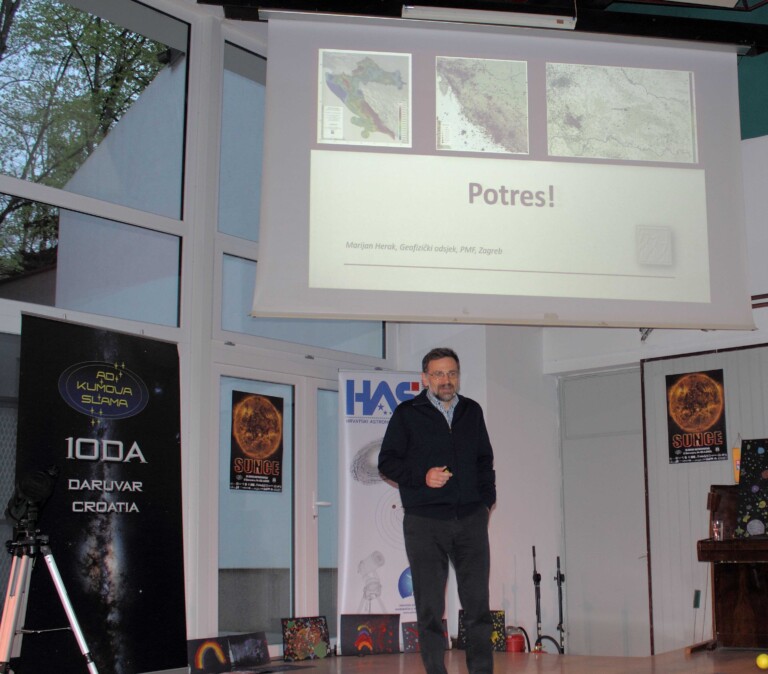 Prof. dr. sc. Marijan Herak govori o potresima na festivalu 10. dana astronomije 15. travnja u Daruvaru (foto Martin Vujić)