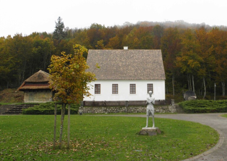 Skulptura Nikole Tesle ispred kuće u kojoj se rodio prije 167 godina i 1 dan (foto R.Matić)