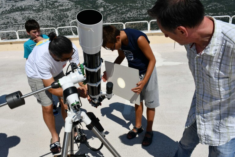 Perzeidi promatraju Sunce u posjetu kod kolega u Zvjezdanom selu Mosor u kolovozu 2023. u okviru projekta SPARK (foto R.Matić)