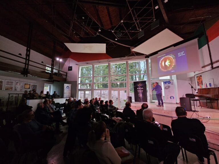 Dr.sc. Bojan Vršnak predaje o Suncu 14. travnja na festivalu 10 dana astronomije u Daruvaru (izvor: Facebook stranica AD Kumova slama Daruvar)