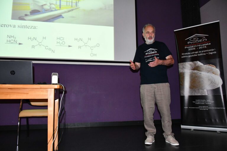 Dr.sc. Nenad Raos govori o utjecaju sudara Zemlje s asteroidima na postanak života na Zemlji 30. lipnja 2023. (foto A. Dundović)