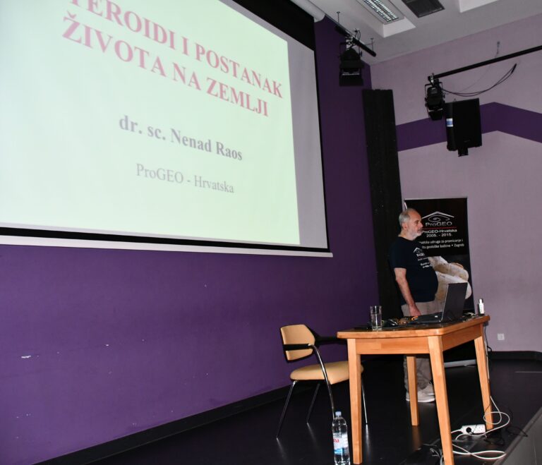 Dr.sc. Nenad Raos govori o utjecaju sudara Zemlje s asteroidima na postanak života na Zemlji 30. lipnja 2023. (foto A. Dundović)