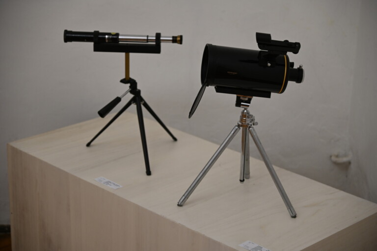 Eksponati na izložbi optičkih naprava u Likovnoj galeriji u Križevcima, rujan-listopad 2023. (foto iz arhive Perzeida)