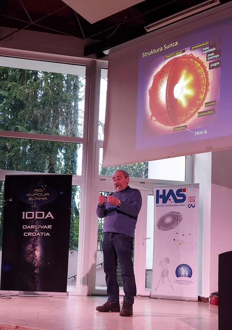 Dr.sc. Bojan Vršnak predaje o Suncu 14. travnja na festivalu 10 dana astronomije u Daruvaru (izvor Facebook stranica AD Kumova slama Daruvar)