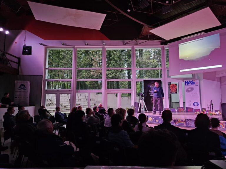 Dr.sc. Željko Andreić predaje o orijentaciji pomoću Sunca 16. travnja na festivalu 10 dana astronomije u Daruvaru (izvor Facebook stranica AD Kumova slama Daruvar)