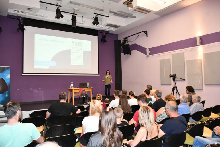 Diskusija nakon predavanja o Eddingtonovom eksperimentu s prof. Vernesom Smolčić 3. srpnja 2023. (foto iz arhive AD Perzeidi) (1)