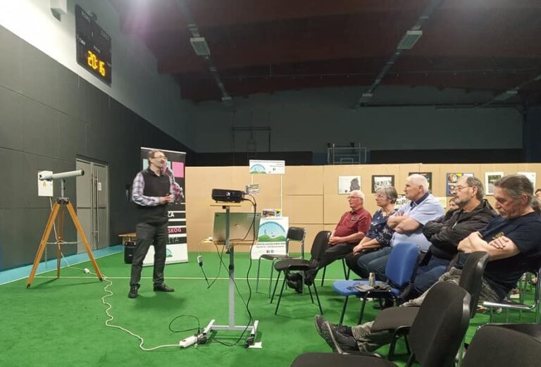 Predavanje Ogrena Variole o životu ljudi u svemiru 21. svibnja 2023. na 7. Hrašćinskom astru (foto M.Vujić)