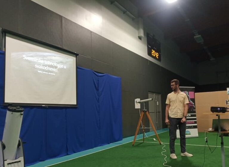 Vedran Vrhovac predaje o svemirskim tehnologijama u svakodnevnom životu 21. svibnja 2023. na 7. Hrašćinskom astru (foto s Facebook stranice KLJZB Hrašćina)