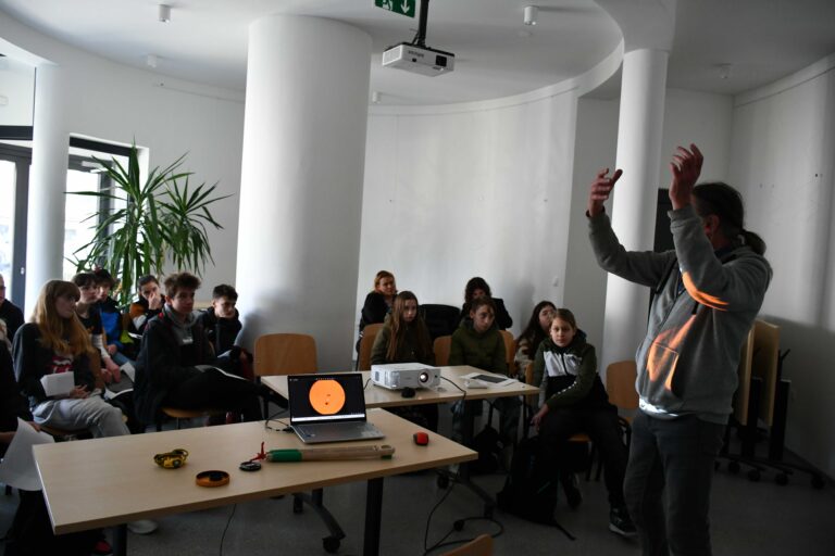 Mladi Koprivničanci proučavaju Sunčeve pjege na križevačkoj zvjezdarnici (foto Martin Topljak, 20. ožujka 2024.)
