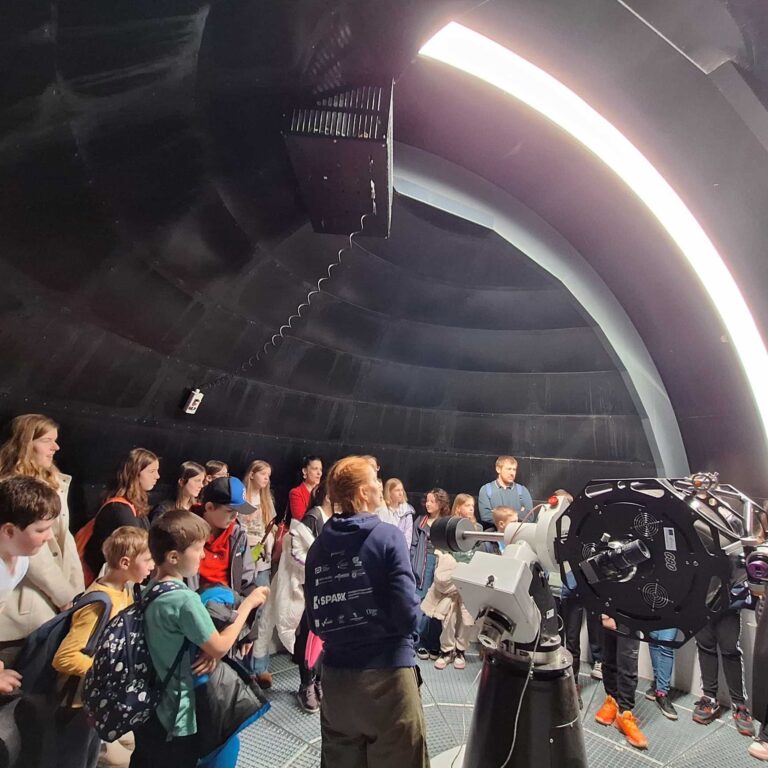 Učenici i profesori Centra izvrsnosti iz Varaždina posjetili su križevačku zvjezdarnicu 16. ožujka (foto Martin Topljak)